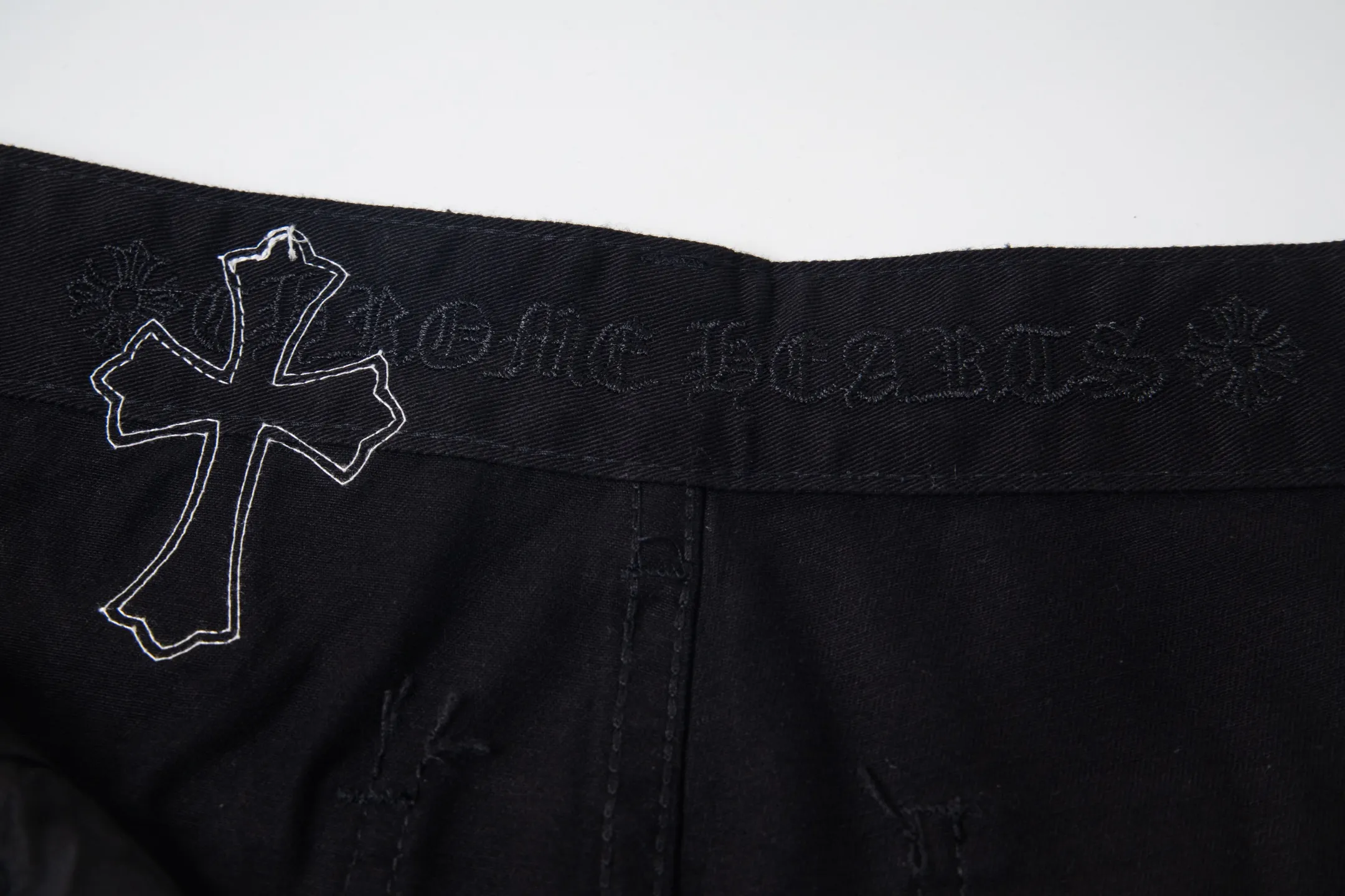 P260 Chrome Hearts Chrome Hearts black denim with white and blue multi-leather hot jeans. CH jeans need to be washed and then disassembled and hand-stitched with sheepskin cross leather and then spliced ​​to complete. The whole piece has too many craftsmanship to explain. The patchwork cross pattern is embellished, and the high-waisted washed jeans! ! Absolutely high-end luxury products, god-level single products, super popular products, made with top heavy industry, a magic weapon that cannot be missed. About Kroxin This is an extremely luxurious fashion brand, which can also be called the aristocrats of the high street. It has always been an exclusive brand for some hipsters or rich second generation. Compared with ordinary high streets, it is more luxurious and noble. Compared with luxury brands, it has a more fashionable personality and has always been a brand that I have a special liking for. Style number: 1765# Color: black Size: 28 30 32 34 36